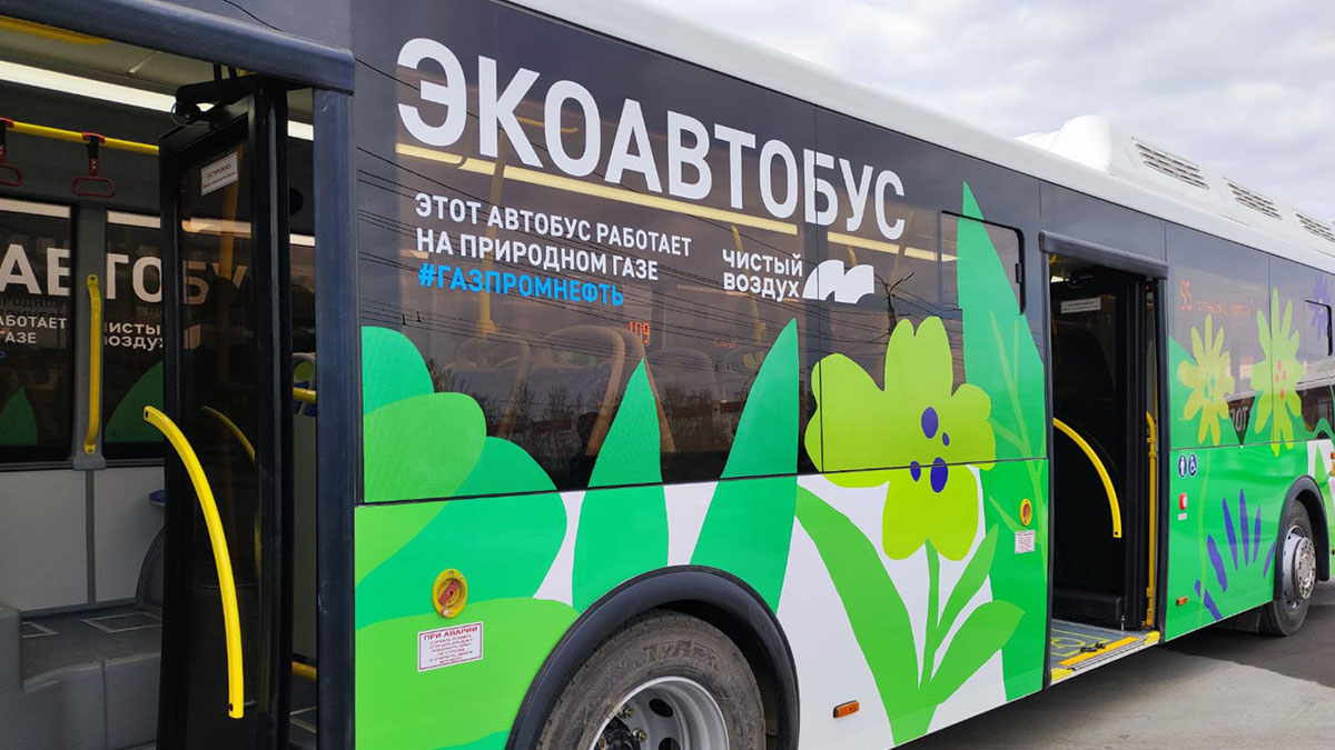Готовый брендированный автобус Газпром нефть на улицах Омска